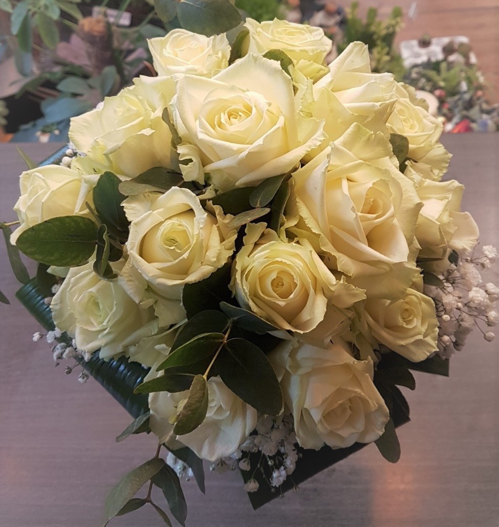 Bouquet de mariée avec roses blanches, eucalyptus et gypsophile blanche -  royalflowers